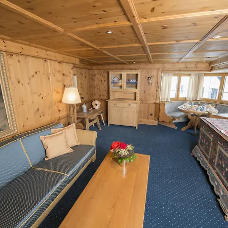 ホテル Arlberghoehe 3*